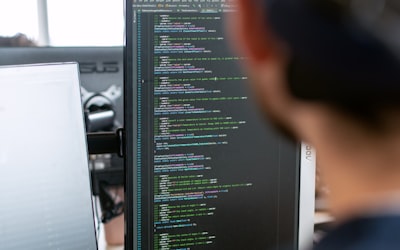 设计师在工作室使用电脑进行产品设计